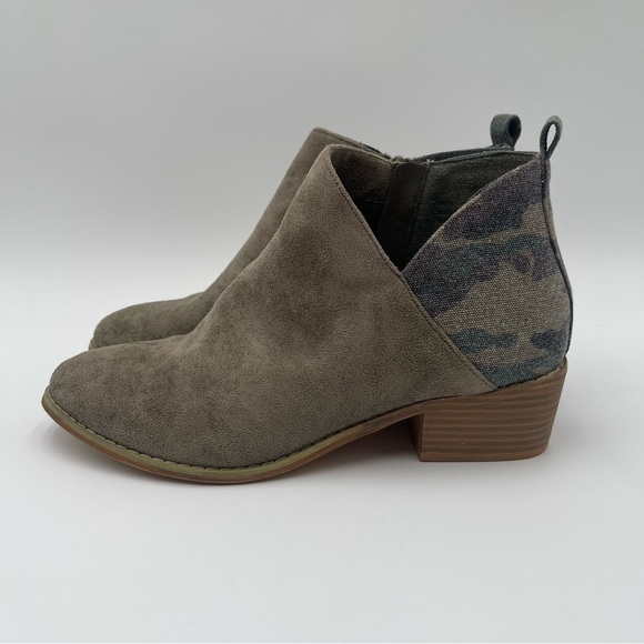Boutique by Corky's Port Camo Booties Ankle Boots Women’s Size 9 Low Block Heel - Picture 2 of 12